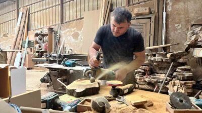 Antalya’nın Alanya ilçesinde Hilmi Özen, marangozluk mesleğini ahşap sanatına dönüştürerek