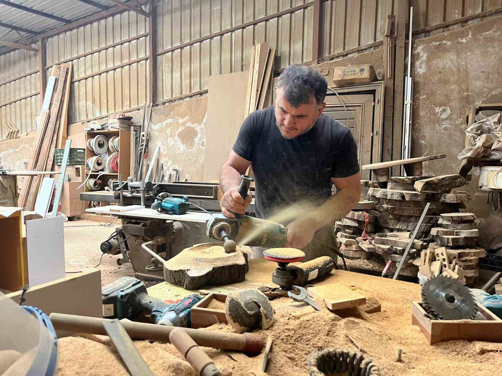 Antalya’nın Alanya ilçesinde Hilmi Özen, marangozluk mesleğini ahşap sanatına dönüştürerek