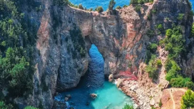 Gazipaşa merkeze 25 km uzaklıktaki Delik Deniz Kral koyu her