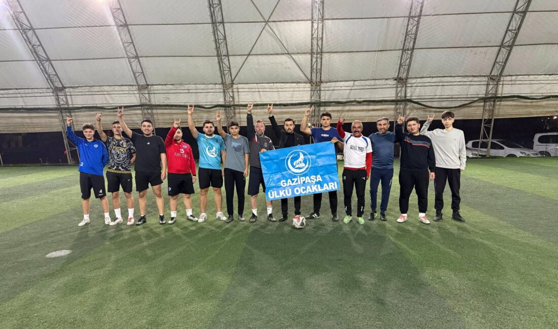 Gazipaşa Ülkü Ocakları yöneticileri ve üyeleri dün akşam halı saha