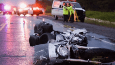 Hatay'ın Samandağ ilçesinde otomobilin çarptığı motosikletin sürücüsü ve arkasındaki kardeşi