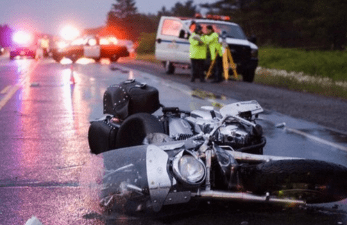 Hatay'ın Samandağ ilçesinde otomobilin çarptığı motosikletin sürücüsü ve arkasındaki kardeşi