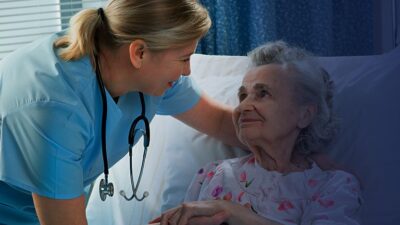 Antalya Muratpaşa Belediyesi’nin Soğuksu Yaşlı Evi’nde düzenlediği yeni yıl etkinliği,