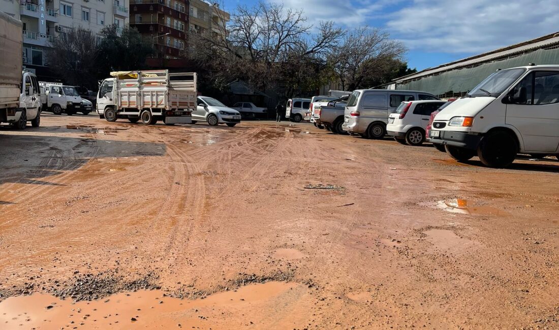 Gazipaşa Kapalı Pazaryeri’nin arka kapısında bulunan boş alan, aylardır çamur