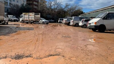 Gazipaşa Kapalı Pazaryeri’nin arka kapısında bulunan boş alan, aylardır çamur