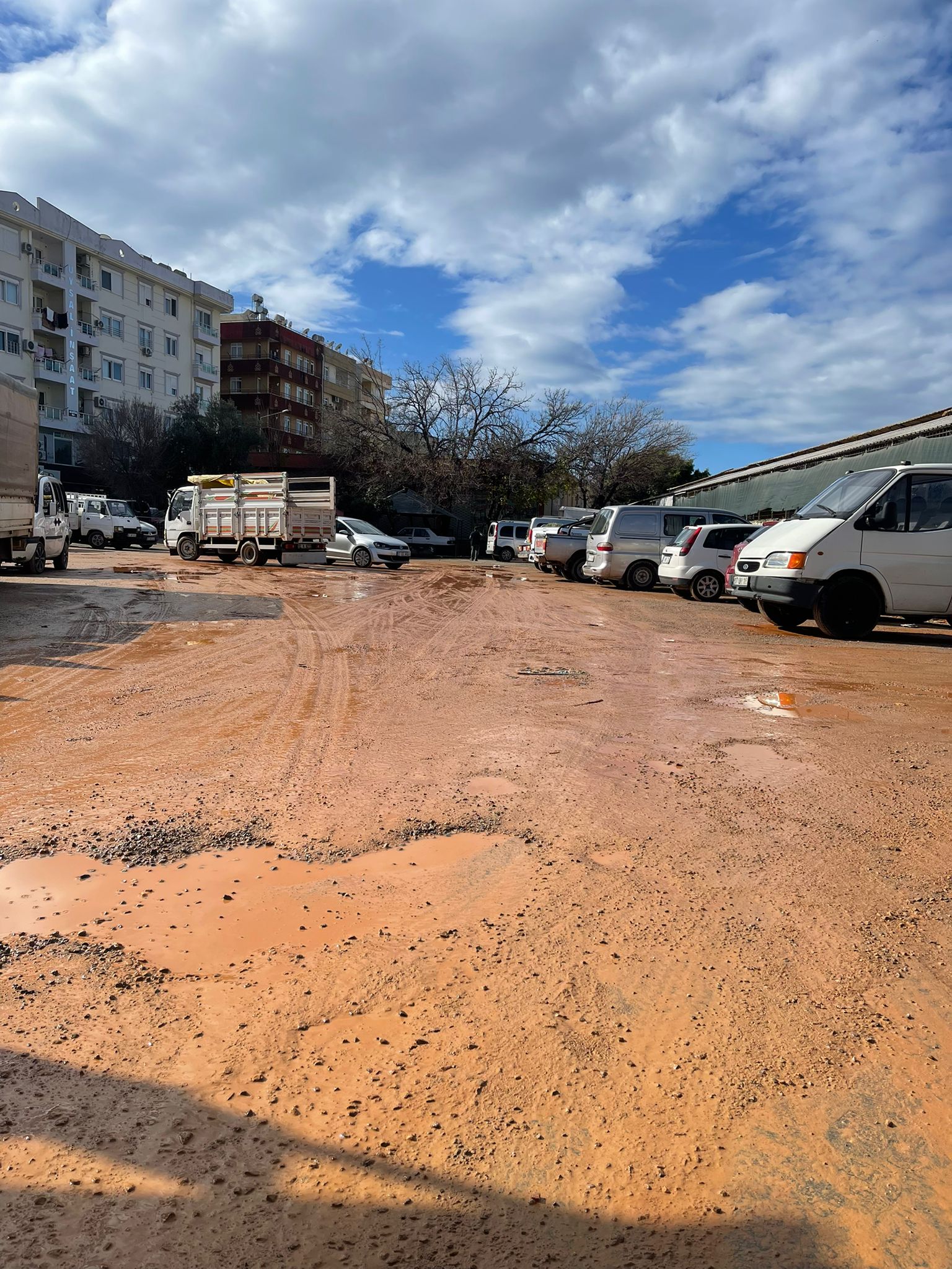 Gazipaşa Kapalı Pazaryeri’nin arka kapısında bulunan boş alan, aylardır çamur