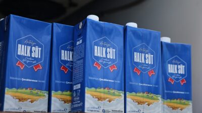 Antalya Büyükşehir Belediyesi, sosyal belediyecilik anlayışıyla yürüttüğü Halk Süt Projesi