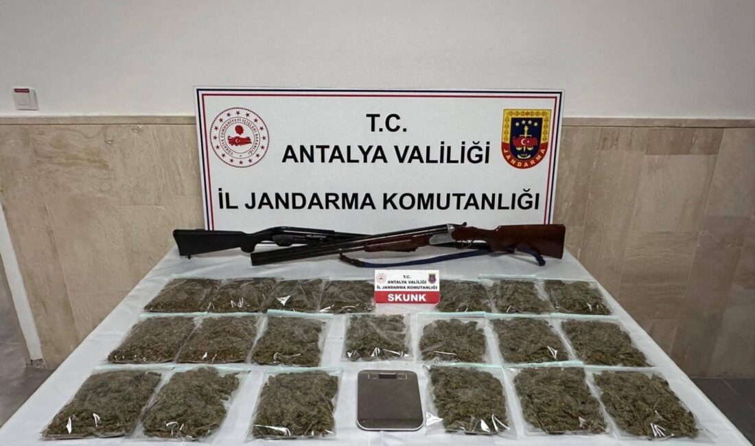 Antalya İl Jandarma Komutanlığı ekiplerince Manavgat ilçesinde düzenlenen uyuşturucu operasyonunda