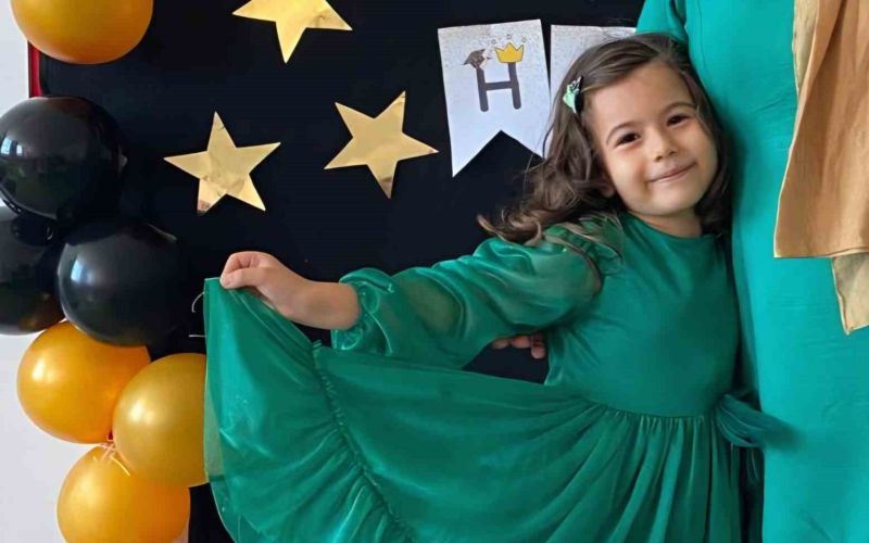 Antalya’da anne ve 7 yaşındaki kızı evde bıçaklanmış halde bulundu.