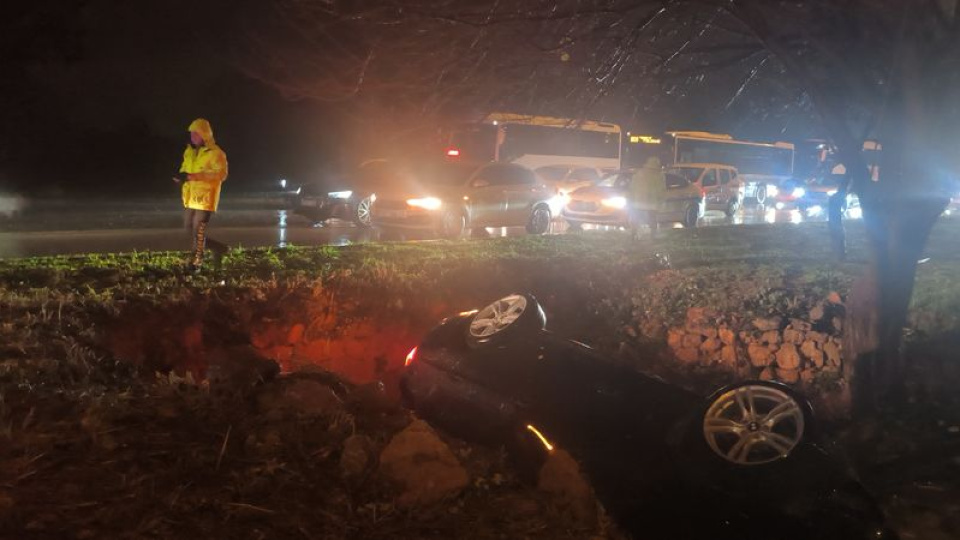 Antalya’da etkili olan yağmur kazaya neden oldu. Kepez ilçesinde kayganlaşan