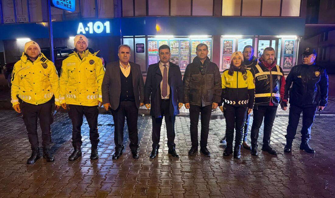 Antalya'nın Gazipaşa ilçesinde, yılbaşı gecesi alınan güvenlik önlemleri kapsamında görev