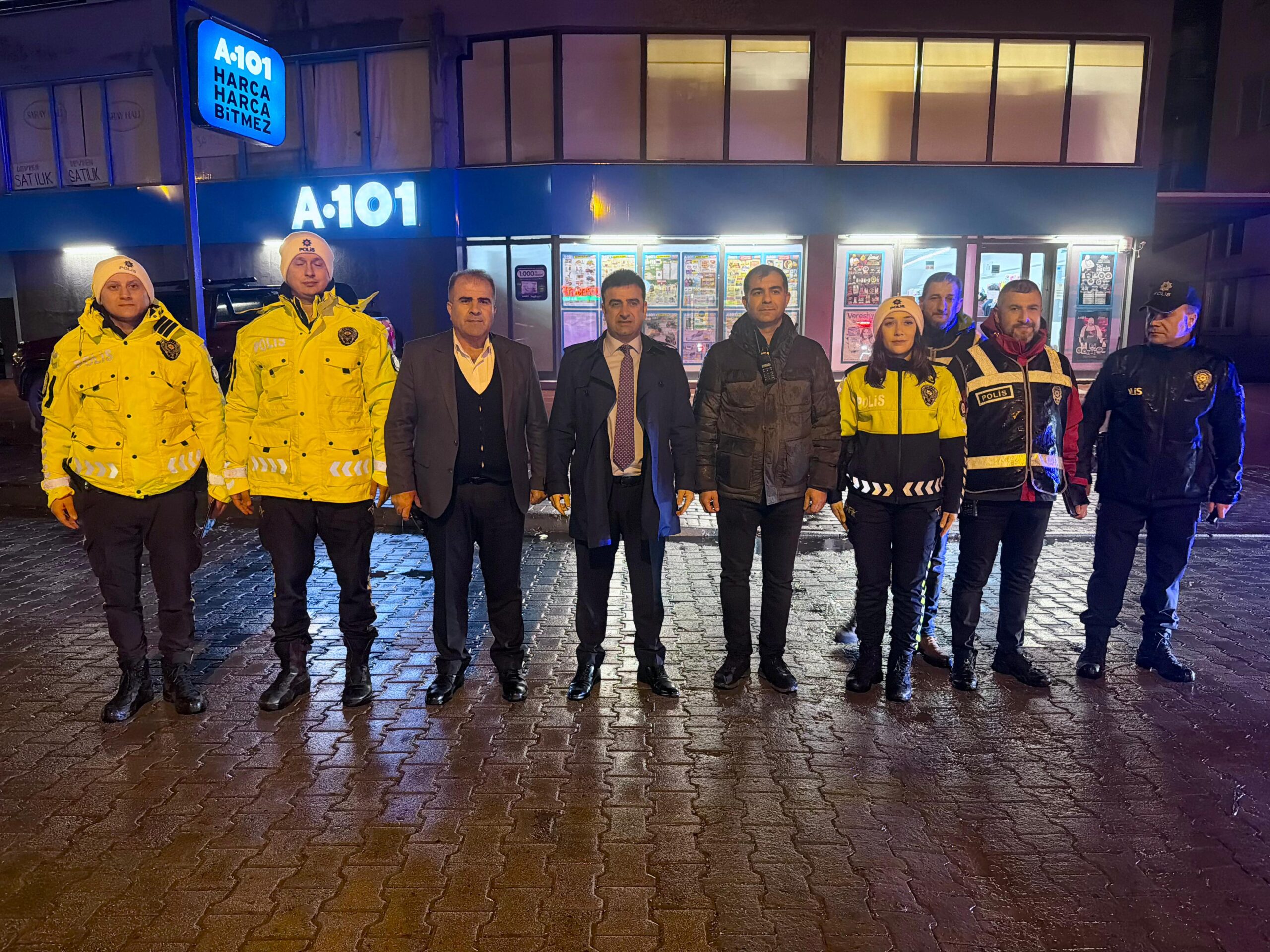 Antalya'nın Gazipaşa ilçesinde, yılbaşı gecesi alınan güvenlik önlemleri kapsamında görev