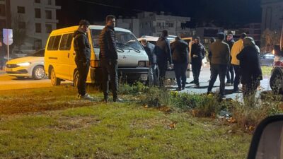 Pazarcı Mahallesi Uğur Mumcu Caddesinde iki kamyonetin çarpışması sonucu meydana