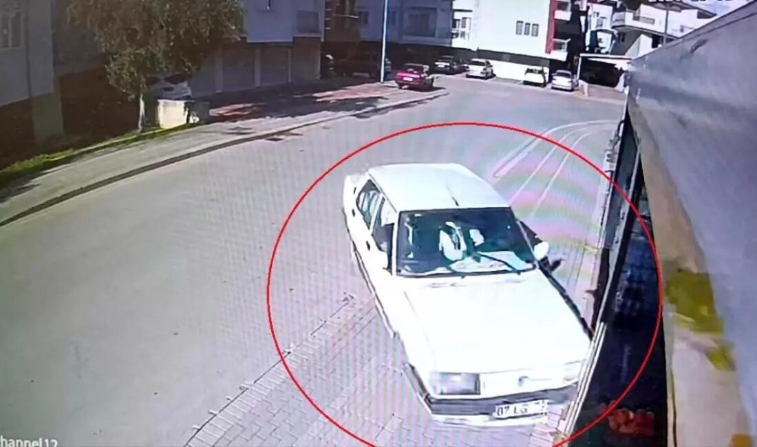 Antalya'nın Manavgat ilçesinde aşırı hızla giden bir Fiat Tofaş, virajı