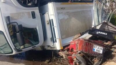 Antalya’nın Alanya ilçesinde belediyeye ait çöp toplama kamyonunun karıştığı trafik