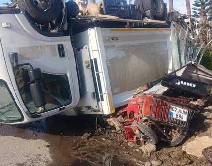 Antalya’nın Alanya ilçesinde belediyeye ait çöp toplama kamyonunun karıştığı trafik