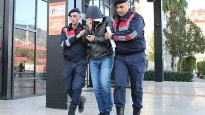 Alanya Tapu Müdürlüğü’nde görev yapan Müdür Yardımcısı R.I., arsa ve