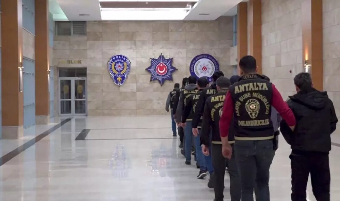 Antalya merkezli 7 ilde düzenlenen operasyonda, kendilerini polis ve savcı olarak