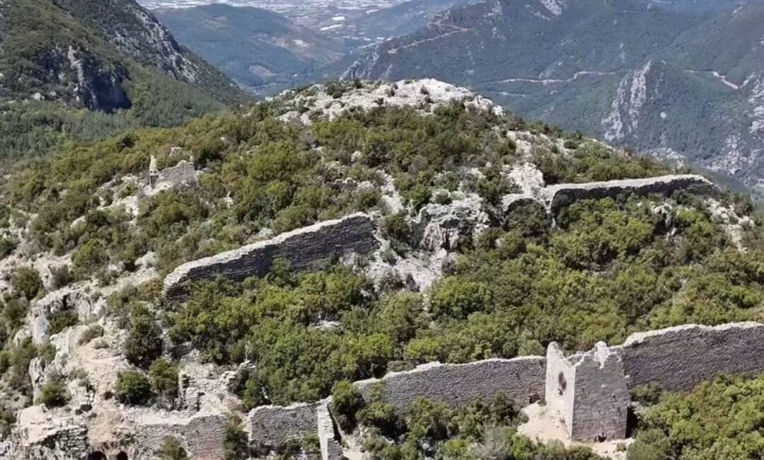 Adanda Kalesi, bölgenin en eski savunma yapılarından biri olarak dikkat