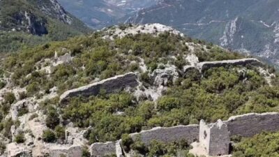 Adanda Kalesi, bölgenin en eski savunma yapılarından biri olarak dikkat