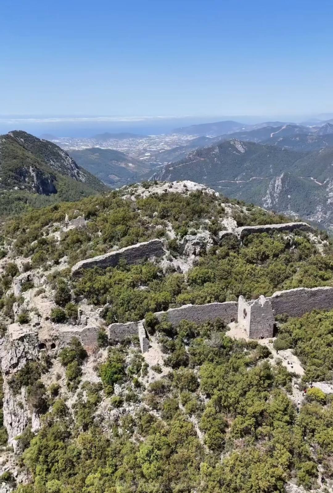Adanda Kalesi, bölgenin en eski savunma yapılarından biri olarak dikkat