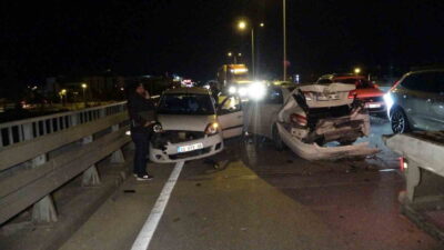 Antalya'nın Manavgat ilçesinde köprülü kavşakta 3 aracın karıştığı zincirleme kazada