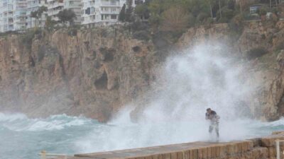 Meteoroloji’nin Sarı Kod Uyarısı Verdiği Antalya’da Kuvvetli Rüzgar ve Yağış
