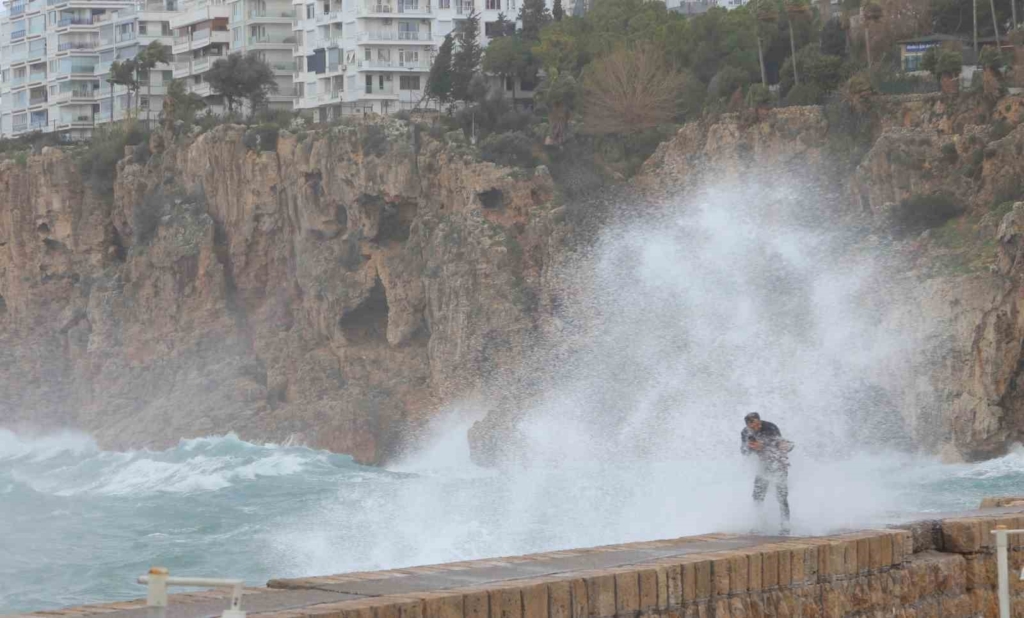 Meteoroloji’nin Sarı Kod Uyarısı Verdiği Antalya’da Kuvvetli Rüzgar ve Yağış