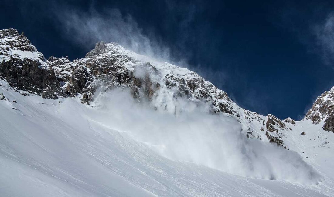 Van'ın Çatak ilçesinde düşen çığın altında kalıp yaralı olarak kurtarılan