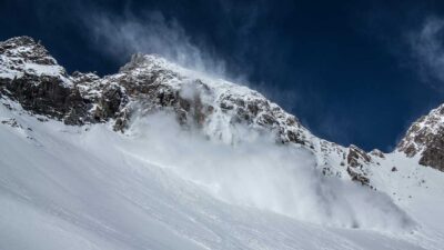 Van'ın Çatak ilçesinde düşen çığın altında kalıp yaralı olarak kurtarılan