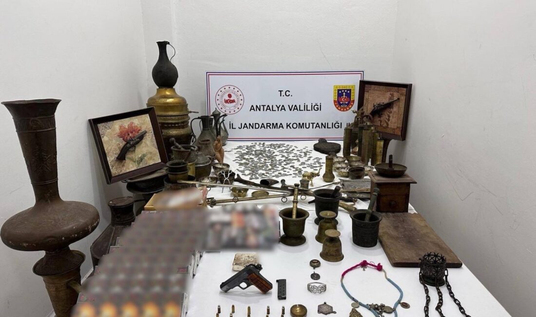 Antalya’nın Kepez ilçesinde jandarma ekiplerince düzenlenen operasyonda çok sayıda tarihi