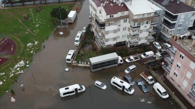 Meteorolojinin sarı kod uyarısı verdiği Antalya’da etkili olan sağanak yağış,