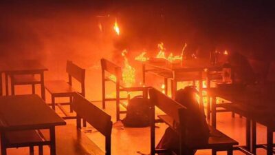 Komşu ilçemizdeki bir ilkokulda, klima ünitesi nedeniyle sınıfta yangın çıktı.