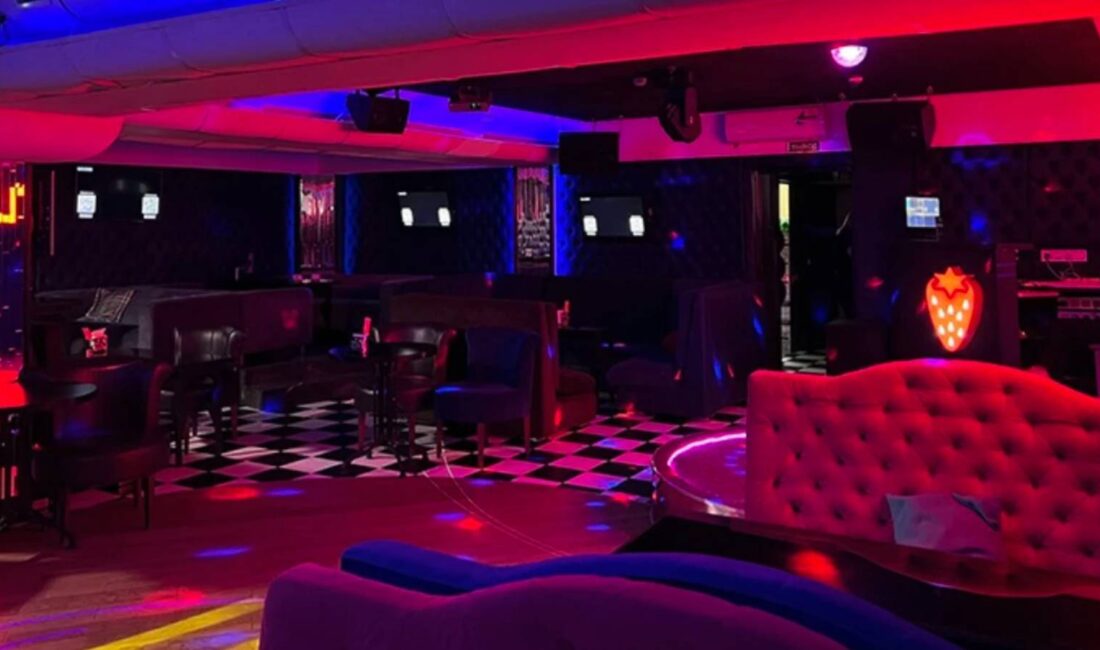 Çaybaşı’nda faaliyet gösteren pavyonun, Kaymakamlık kararıyla süresiz olarak kapatıldığı öğrenildi.