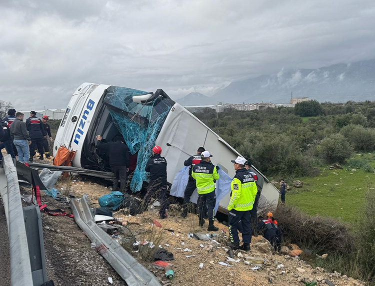 Antalya'da yolcu otobüsünün şarampole devrilmesi sonucu 9 kişi hayatını kaybetti,