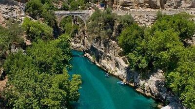 Antalya’nın Manavgat ilçesinde 20 metre yükseklikten suya atlayan genç, yüzerek