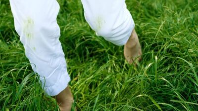 Çimen lekesi özellikle açık renkli kıyafetlerde inatçı olabilir, ama doğru