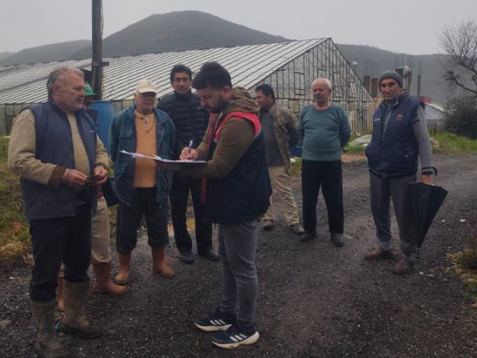 Antalya’nın Gazipaşa ilçesinde çiftçiler, bir yandan art arda yaşanan sel