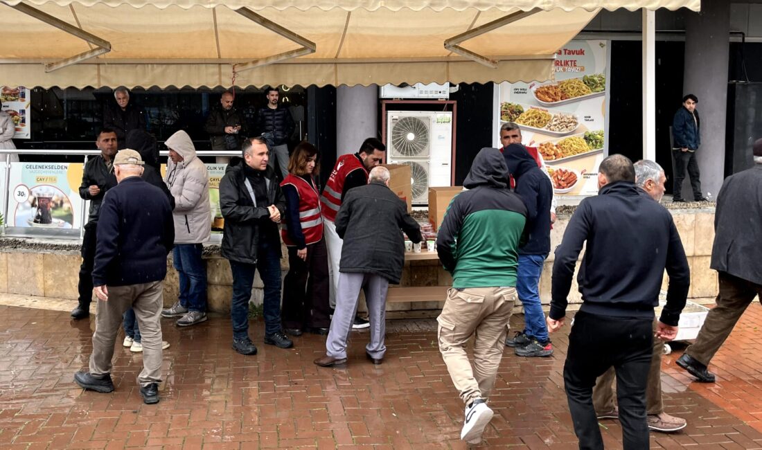 İlçe merkezinde gerçekleştirilen etkinliğe partililer ve vatandaşlar katıldı.