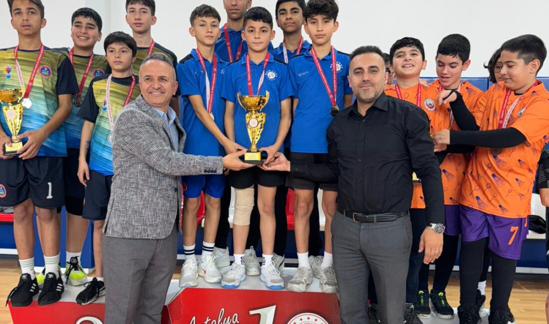 Okul Sporları kapsamında düzenlenen Yıldız Erkekler Badminton İl Birinciliği müsabakalarında,