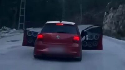 Alanya’nın Oba Mahallesi, Taşatan Caddesi üzerinde, otomobilin kapılarını açık bırakarak