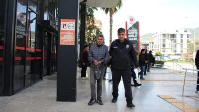 Alanya ilçesinde polis ekiplerince durdurulan bir araçta ruhsatsız silahla yakalanan