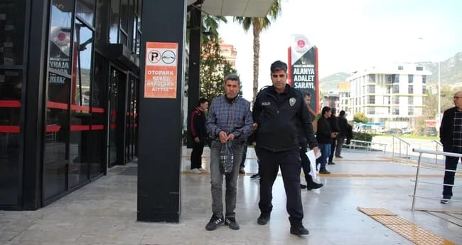 Alanya ilçesinde polis ekiplerince durdurulan bir araçta ruhsatsız silahla yakalanan