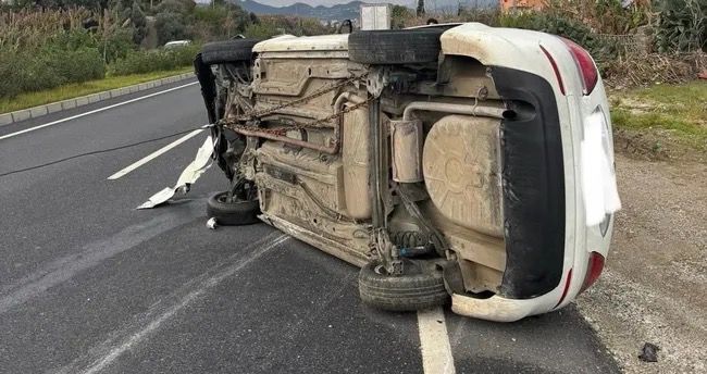 Alanya’da sürücüsünün direksiyon hâkimiyetini kaybettiği otomobil takla attı. Kazada sürücü