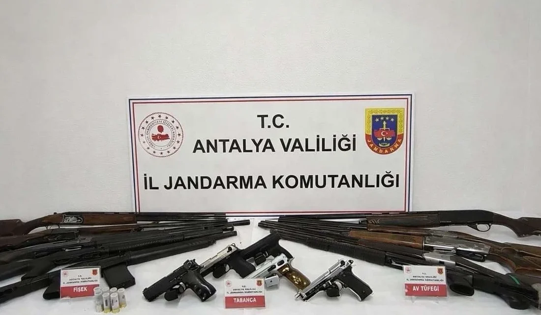 Gazipaşa’da ruhsatsız silah bulundurduğu tespit edilen şahıslara yönelik operasyon gerçekleştirildi.