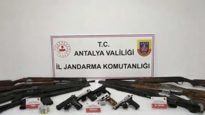 Gazipaşa’da ruhsatsız silah bulundurduğu tespit edilen şahıslara yönelik operasyon gerçekleştirildi.