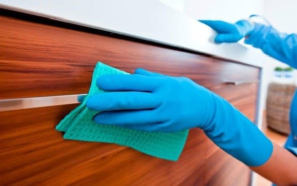 Bulaşık Deterjanı – Sirke Karışımı Kullanın
Bulaşık deterjanı ve sirkeden elde