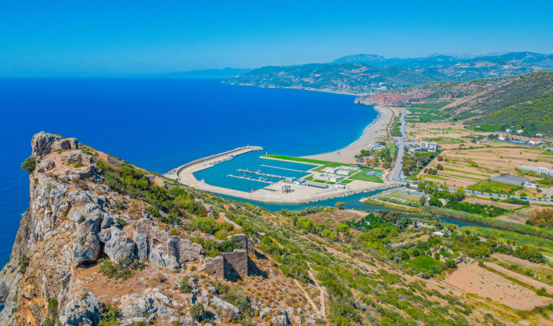 İlçemizde deniz sahili diye anılan yerde yapımı tamamlanan ve görkemli