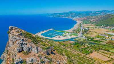 İlçemizde deniz sahili diye anılan yerde yapımı tamamlanan ve görkemli