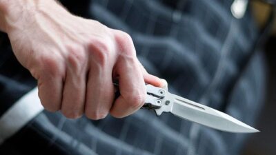 Antalya’nın Alanya ilçesinde iki genç arasında çıkan tartışma bıçaklı kavgaya